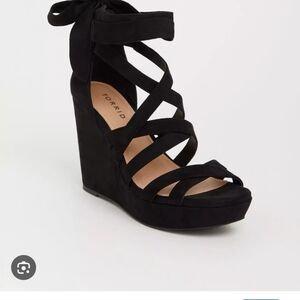New Torrid Strappy Wrap Platform Wedge BLACK  Size 6.5 WW